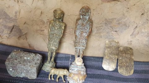 تماثيل و عملات وأثريات حميرية نادرة  3