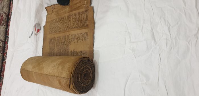 مخطوطة يهودية ثمينة للبيع 3