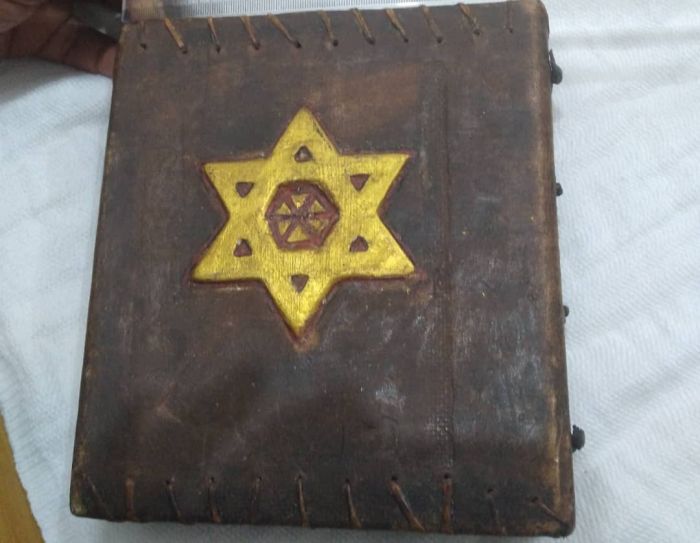 كتاب قديم يهودي للبيع